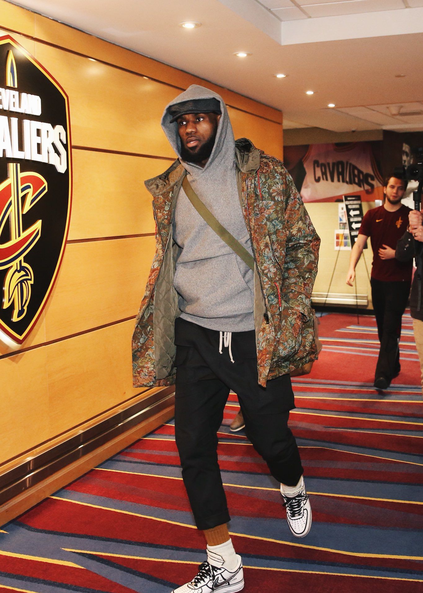 中足联颁奖：辽宁铁人外援姆本扎当选中甲赛季最佳球员（中足联年度颁奖：辽宁铁人外援姆本扎荣膺中甲赛季最佳球员）