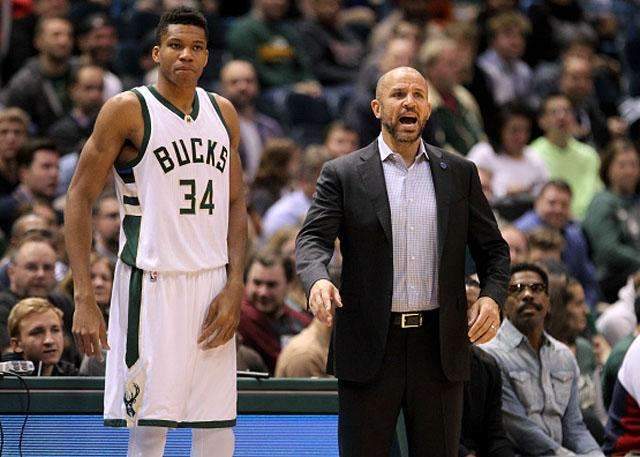 教练表情太真实笑喷球迷（教练表情太到位，球迷笑翻天）