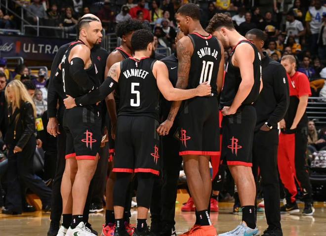 万项：首场比赛给自己打8.5分；开门红的意义相当重大（万项：首秀自评8.5分；首战告捷意义非凡）